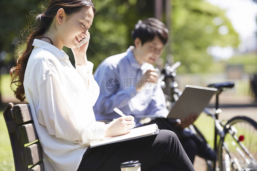 自然采光度假工作公园口袋书女人图片