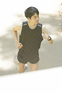 户外跑步的青年男性图片
