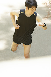 穿着运动装户外跑步的男青年图片