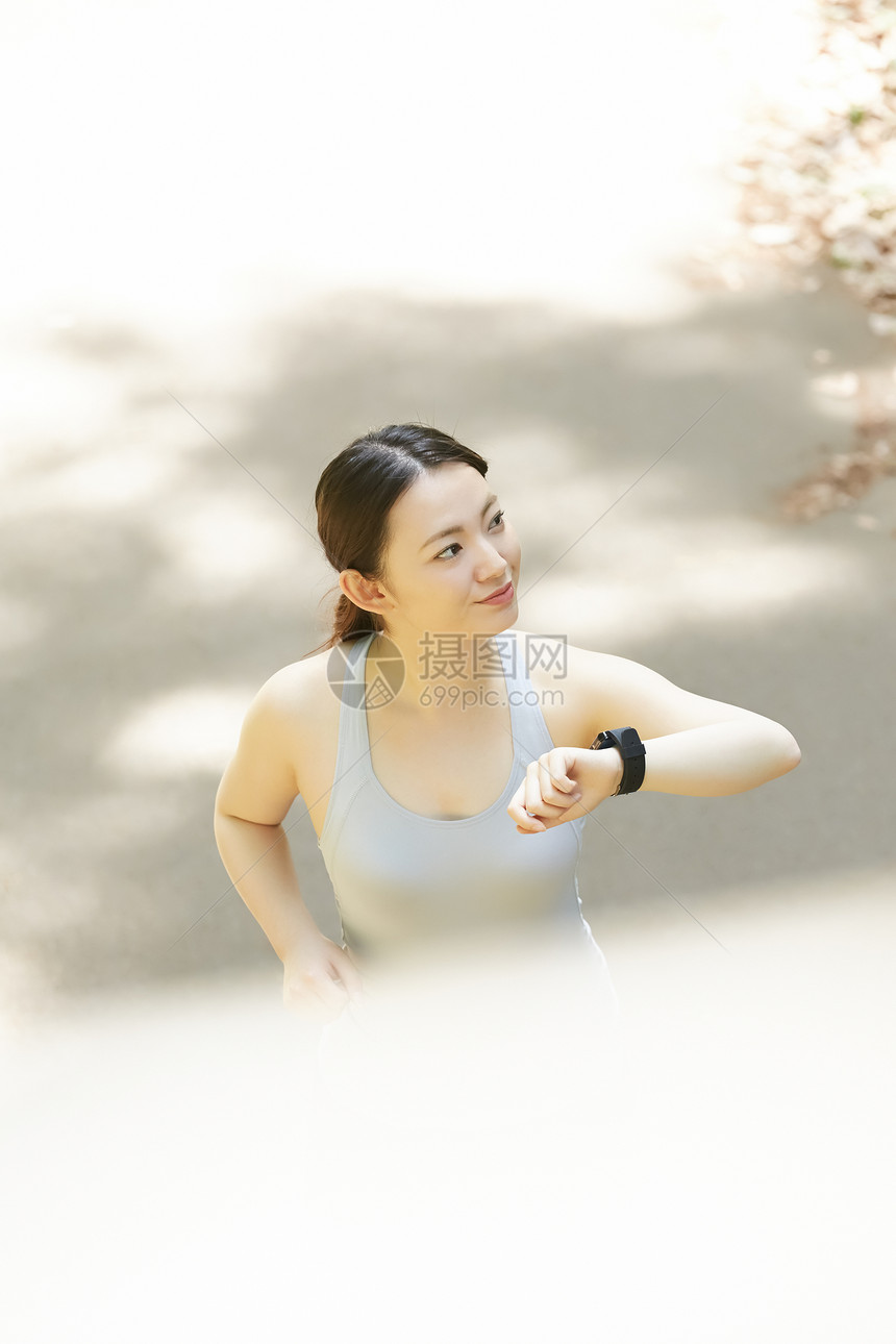女青年穿着运动服户外跑步图片