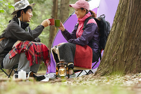 室外野营地干杯的年轻情侣图片