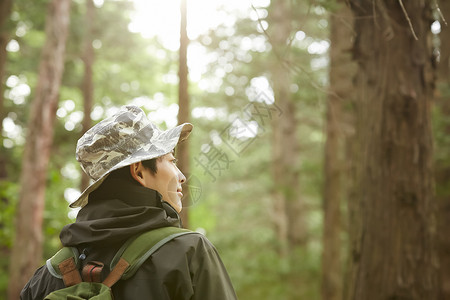 户外森林远足的男青年图片