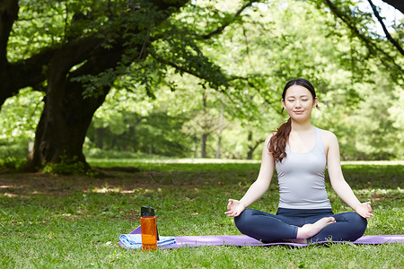 公园打坐冥想的瑜伽女性图片