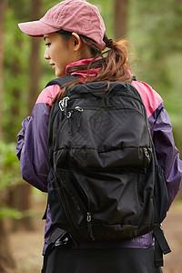 森林徒步背着背包的女性图片