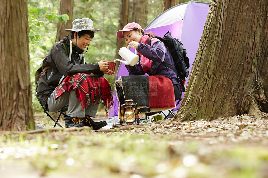 森林里野营约会的年轻情侣图片