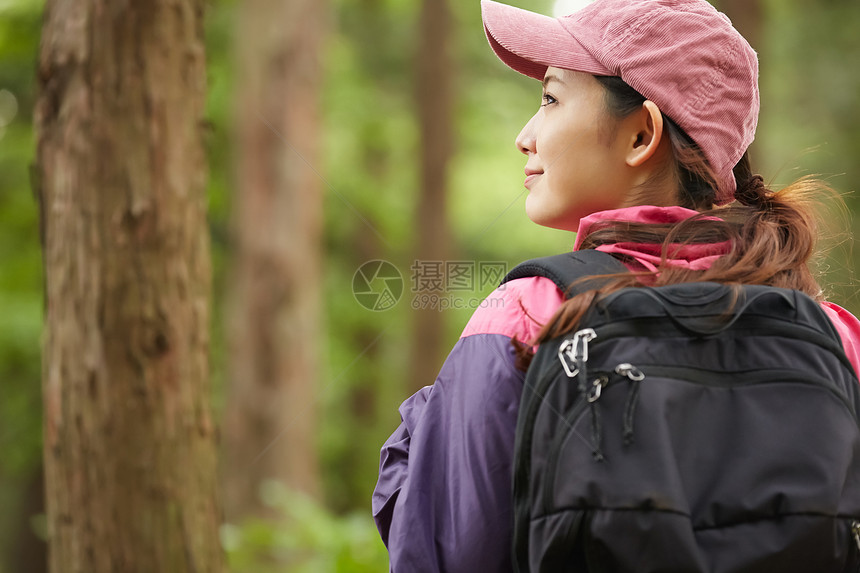 玩行走有趣女户外休闲图片