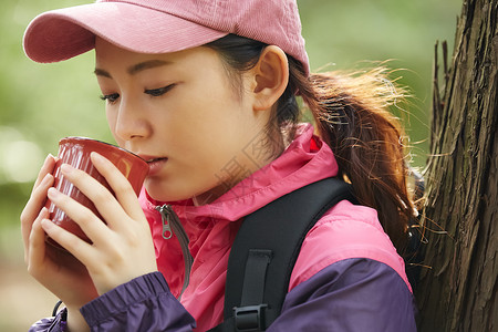 晴朗爬山女士女户外休闲图片