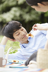 户外野餐开心的男青年图片