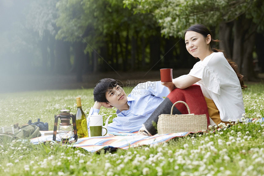 休息约会放松的公园夫妇野餐图片