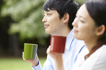 公园野餐开心的夫妇图片