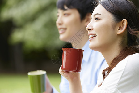 公园野餐开心的夫妇图片