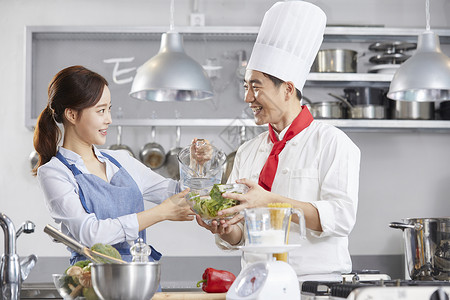 快乐韩国人举起烹饪课厨师韩语图片