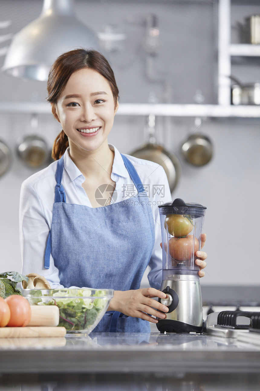 食物微笑成年女子厨房烹饪女人韩国人图片