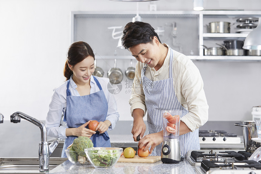 年轻夫妻厨房烹饪备菜图片