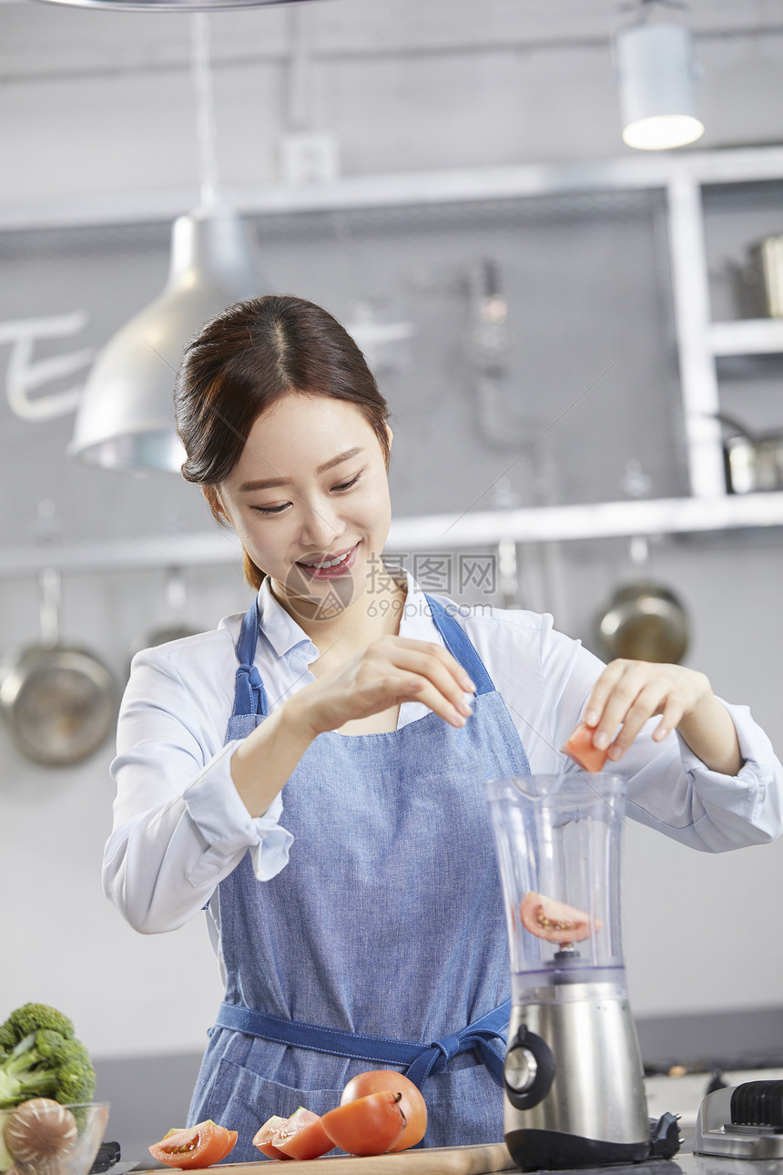 半身像打破厨房用具厨房烹饪女人韩国人图片