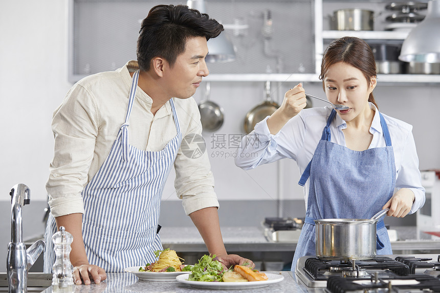 提高锅上身厨房夫妻韩国人图片
