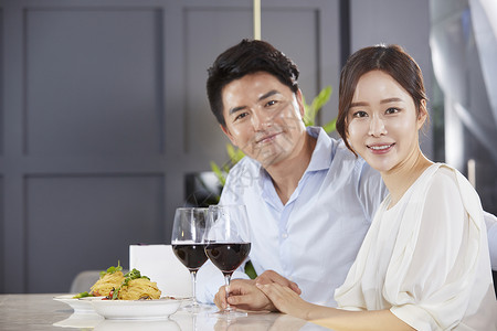 年轻夫妻吃西餐喝红酒图片