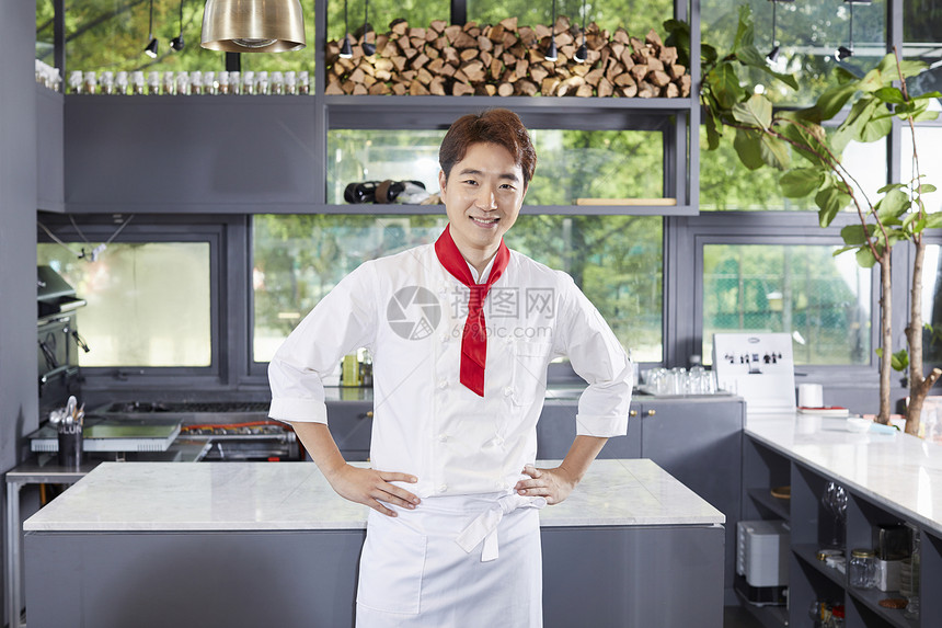 微笑成年男子满足厨师伙计韩国人图片