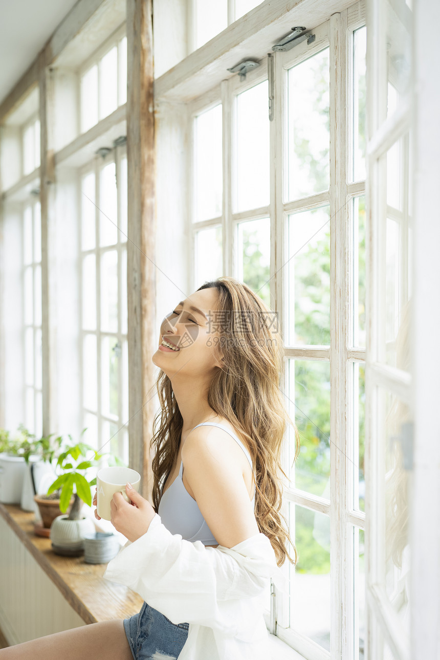 窗晴朗室内内衣生活方式女形象图片