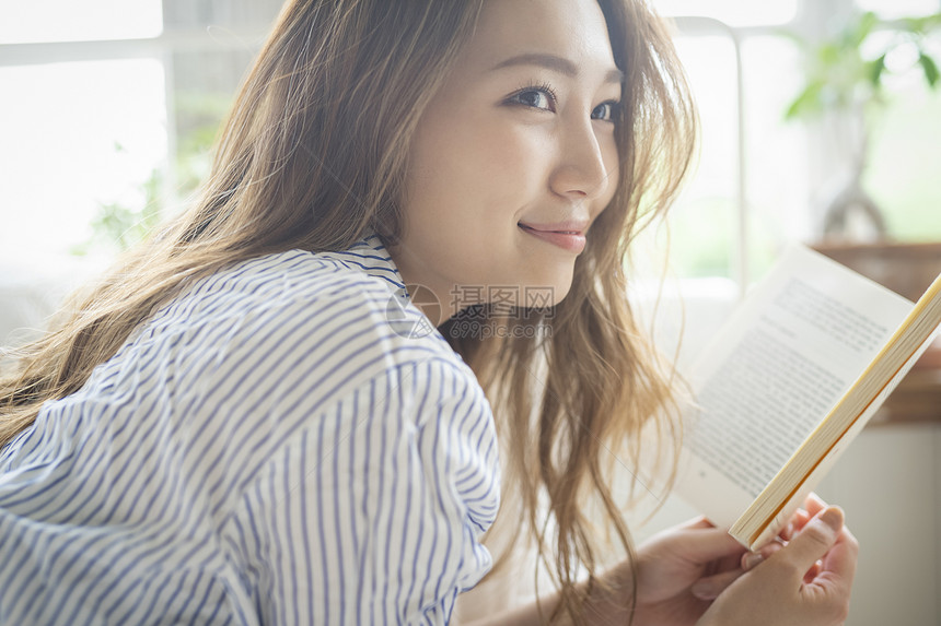 阅读放松的年轻女子图片