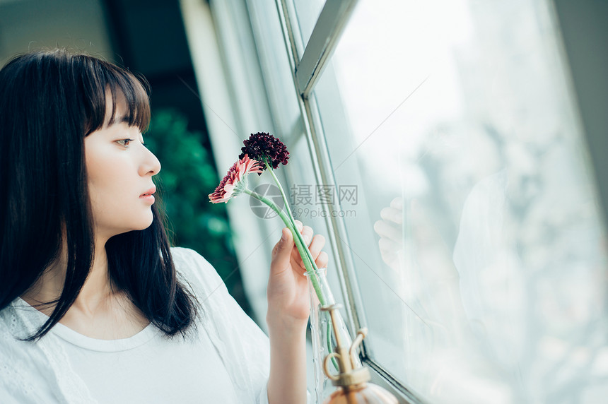 孤独的活力时髦花生活女肖像图片