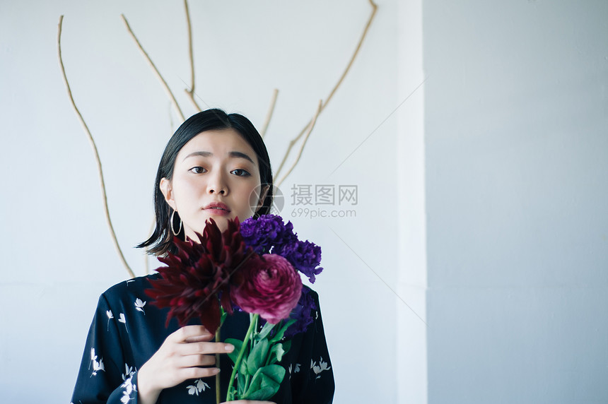 年轻美女捧着鲜花图片