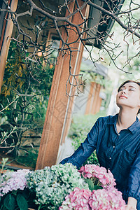 生机勃勃空白部分亚洲人花店的一名妇女图片