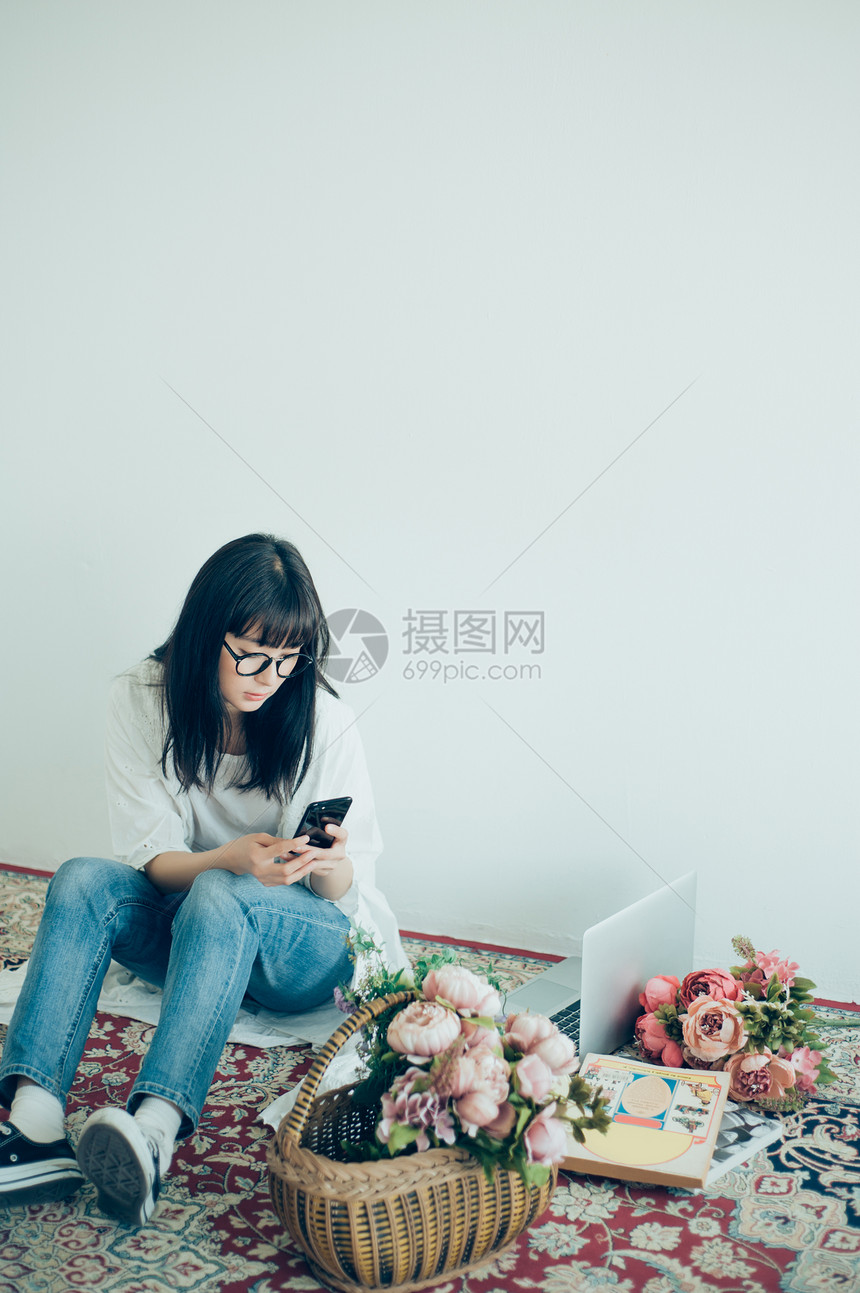 二十多岁开花插花艺术花生活女肖像图片