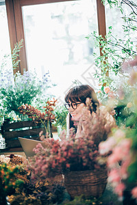 空白部分少女干花花店的一名妇女图片