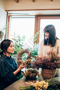 有趣鲜花店两个人花店的女教室图片