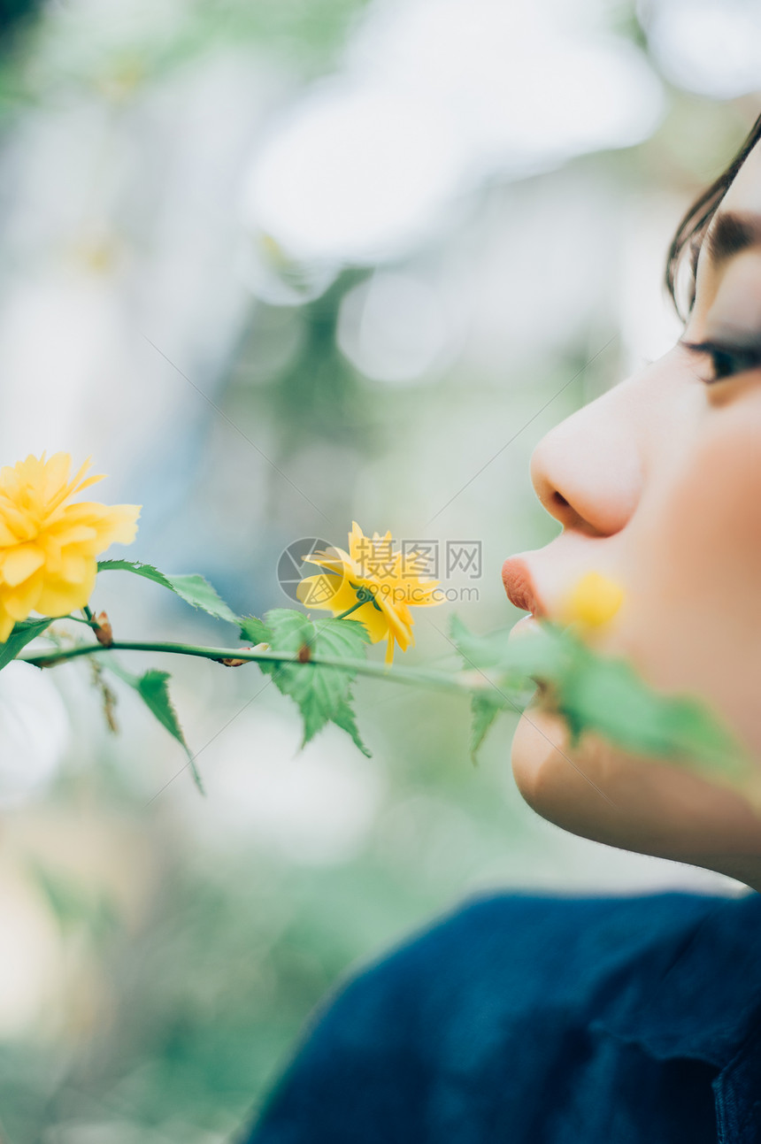 室外看着花朵图片