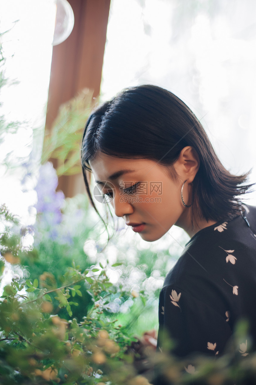 在花店里面的美女形象图片