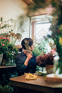 鲜花促销三折页在花店里面的美女形象背景