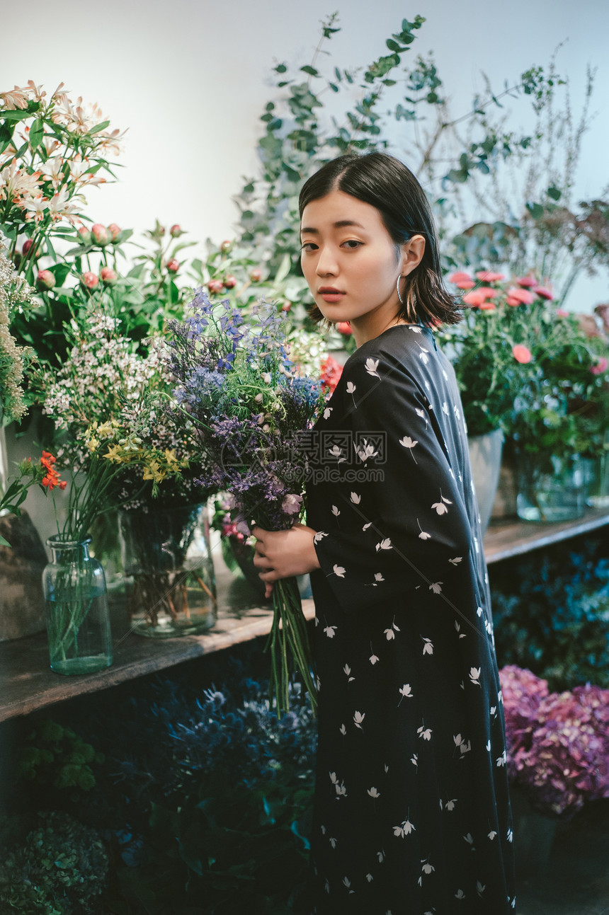 在花店里面的美女形象图片