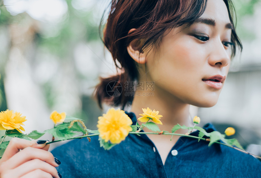 美女与鲜花图片