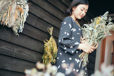 手持鲜花的美女图片