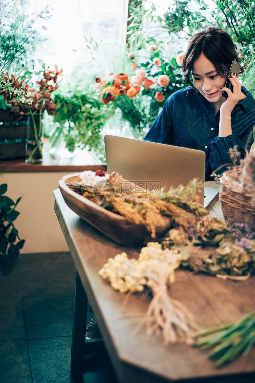 在鲜花店内办公图片