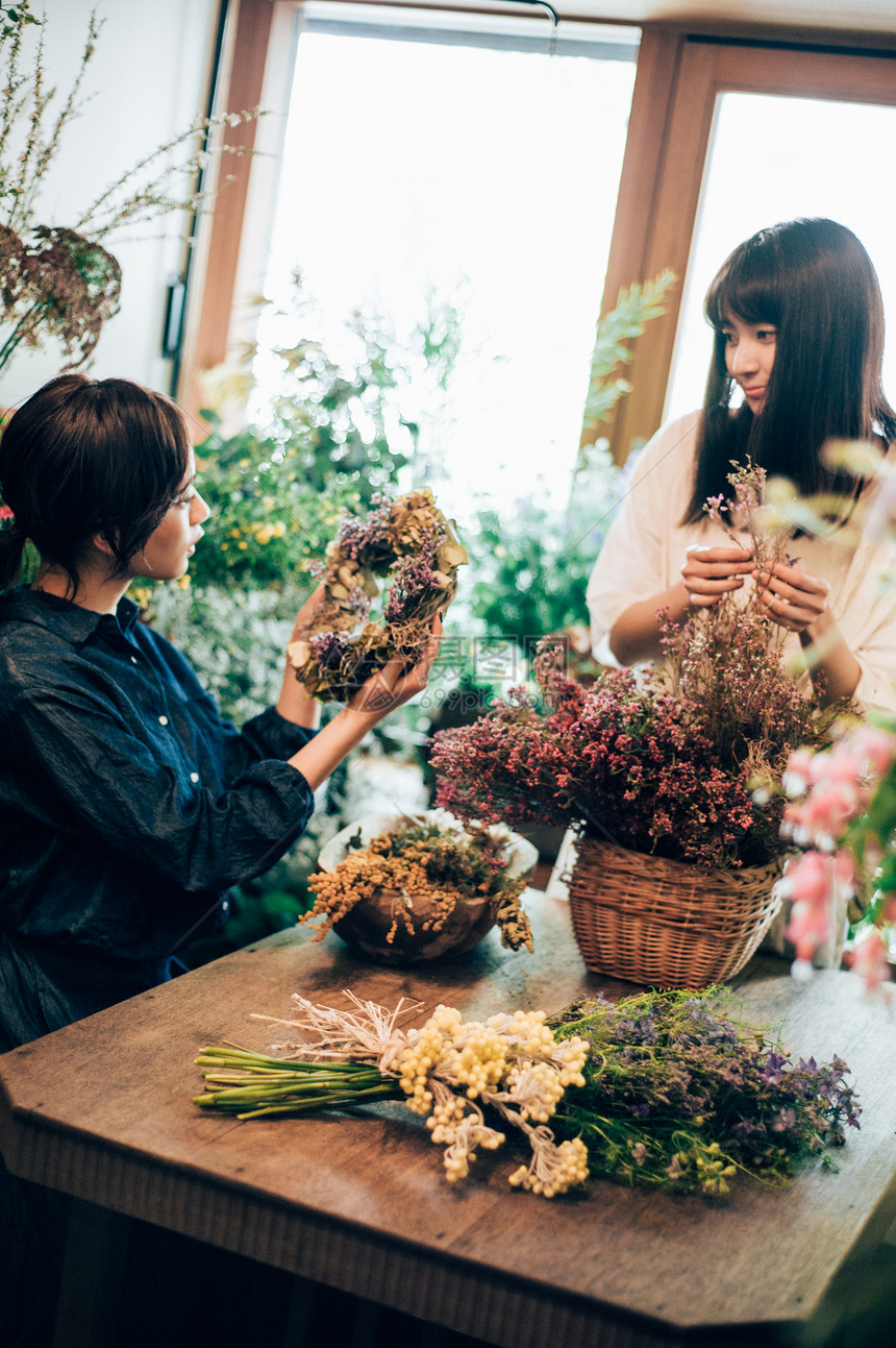 在鲜花店内插花图片