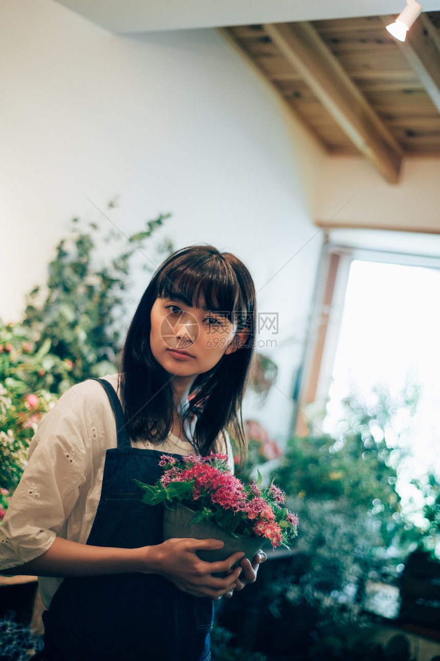 鲜花店的美女店员形象图片