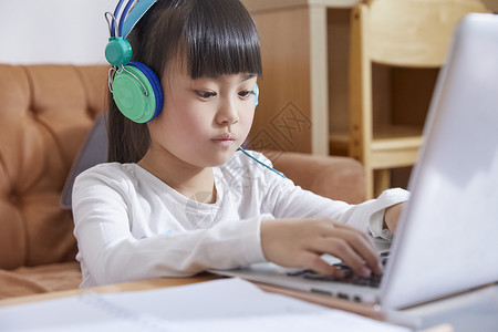 小女孩儿童上网课学习图片