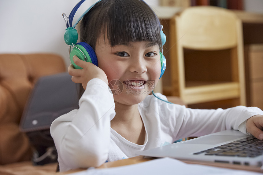 小女孩儿童上网课学习图片