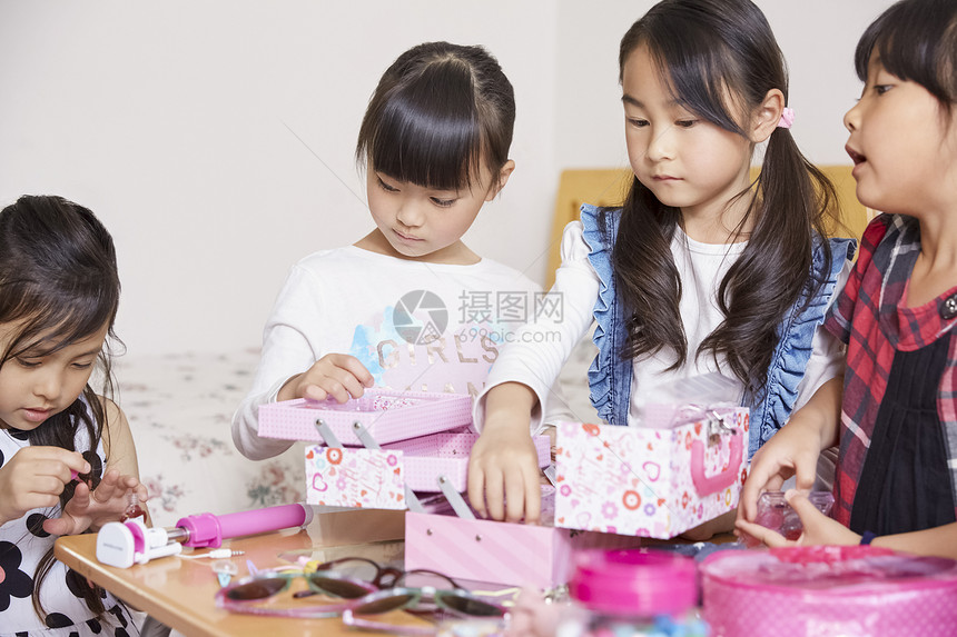 儿童小女孩玩化妆过家家游戏图片
