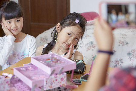 小女孩儿童玩化妆过家家游戏图片