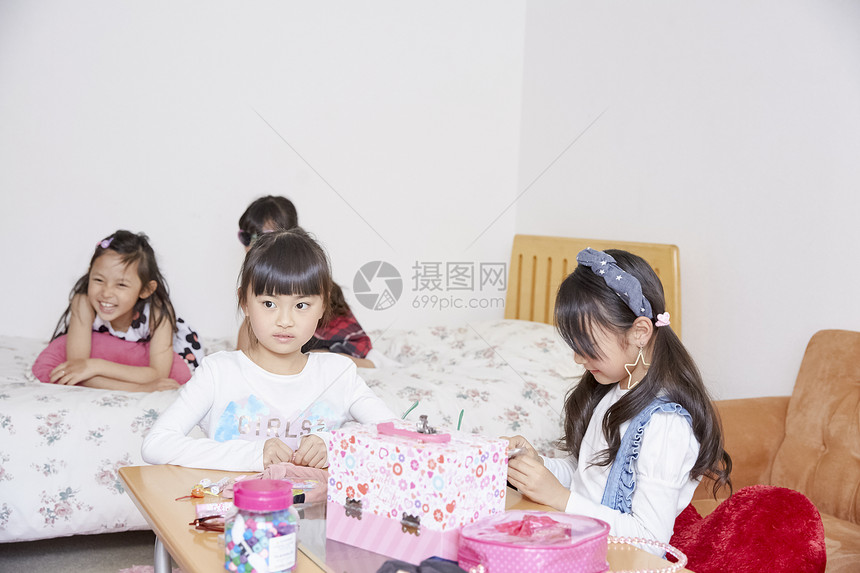 小女孩儿童玩化妆过家家游戏图片