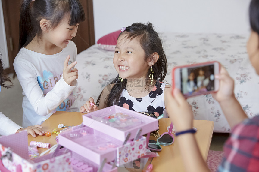 小女孩儿童玩化妆过家家游戏拍照图片