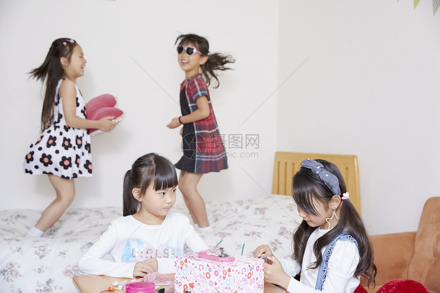 房屋可爱女孩和朋友一起玩图片