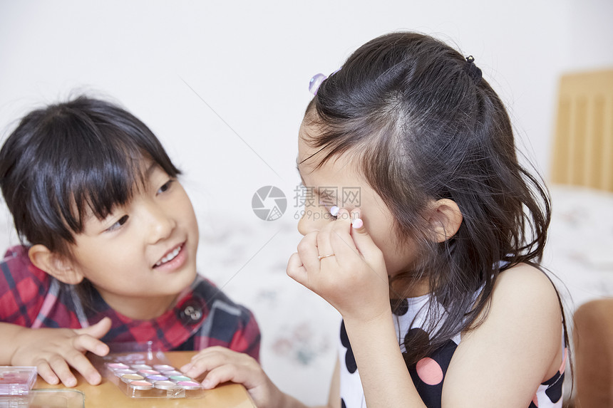 化妆小女孩和朋友一起玩图片