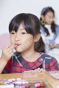 假期小孩女孩和朋友一起玩图片