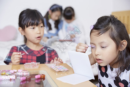 化妆小女孩和朋友一起玩图片