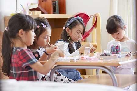 室内玩耍女孩和朋友一起玩工艺品图片